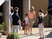 REINA CON LAS INFANTAS ELENA Y CRISTINA Y SUS NIETOS CLASES DE VELA EN MALLORCA