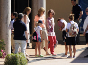 REINA CON LAS INFANTAS ELENA Y CRISTINA Y SUS NIETOS CLASES DE VELA EN MALLORCA