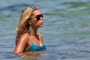 SYLVIE VAN DER VAART SE BAIGNE A SAINT-TROPEZ