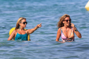 SYLVIE VAN DER VAART SE BAIGNE A SAINT-TROPEZ