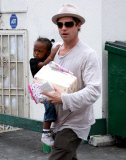 Brad Pitt buys icecream for family