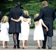 Die niederländische Königsfamilie bei der Beerdigung von Prinz Friso in Lage Vuursche