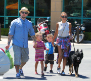 Nicole Richie, Joel Madden And Kids Go Shopping For Groceries