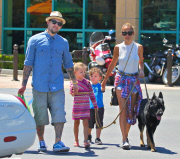 Nicole Richie, Joel Madden And Kids Go Shopping For Groceries