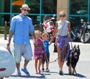 Nicole Richie, Joel Madden And Kids Go Shopping For Groceries