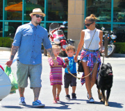 Nicole Richie, Joel Madden And Kids Go Shopping For Groceries