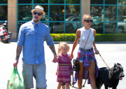 Nicole Richie, Joel Madden And Kids Go Shopping For Groceries