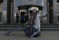 Endlich wieder frei - Bam Margera verlässt nach einer Nacht in der Zelle eine Polizeirevier in Glasgow 