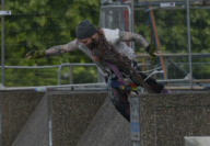 Endlich wieder frei - Bam Margera verlässt nach einer Nacht in der Zelle eine Polizeirevier in Glasgow 