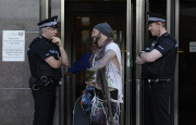 Endlich wieder frei - Bam Margera verlässt nach einer Nacht in der Zelle eine Polizeirevier in Glasgow 