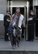 Endlich wieder frei - Bam Margera verlässt nach einer Nacht in der Zelle eine Polizeirevier in Glasgow 
