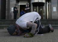 Endlich wieder frei - Bam Margera verlässt nach einer Nacht in der Zelle eine Polizeirevier in Glasgow 
