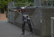 Endlich wieder frei - Bam Margera verlässt nach einer Nacht in der Zelle eine Polizeirevier in Glasgow 
