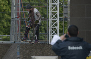 Endlich wieder frei - Bam Margera verlässt nach einer Nacht in der Zelle eine Polizeirevier in Glasgow 