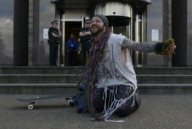 Endlich wieder frei - Bam Margera verlässt nach einer Nacht in der Zelle eine Polizeirevier in Glasgow 
