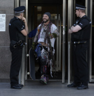 Endlich wieder frei - Bam Margera verlässt nach einer Nacht in der Zelle eine Polizeirevier in Glasgow 