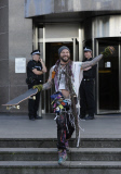 Endlich wieder frei - Bam Margera verlässt nach einer Nacht in der Zelle eine Polizeirevier in Glasgow 