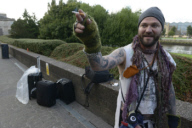 Endlich wieder frei - Bam Margera verlässt nach einer Nacht in der Zelle eine Polizeirevier in Glasgow 