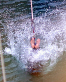Rekordsprung - 72-Jähriger absolviert höchsten Bungee-Sprung in ein Gewässer
