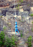 Rekordsprung - 72-Jähriger absolviert höchsten Bungee-Sprung in ein Gewässer