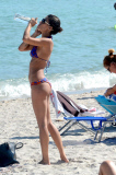 Elisabetta Canalis profite de la plage et se baigne à Porto Cervo avant d'aller se promener avec sa mère. Lafata