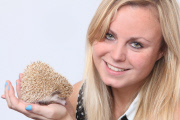 Igel Milo verletzt sich mit dem eigenen Stachel am Auge