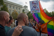 Kiss In gegen Homophobie vor der russischen Botschaft in Berlin