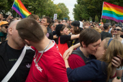 Kiss In gegen Homophobie vor der russischen Botschaft in Berlin