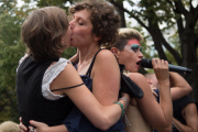 Kiss In gegen Homophobie vor der russischen Botschaft in Berlin