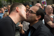 Kiss In gegen Homophobie vor der russischen Botschaft in Berlin