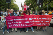Kiss In gegen Homophobie vor der russischen Botschaft in Berlin