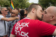 Kiss In gegen Homophobie vor der russischen Botschaft in Berlin