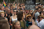 Kiss In gegen Homophobie vor der russischen Botschaft in Berlin