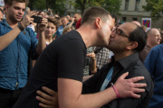 Kiss In gegen Homophobie vor der russischen Botschaft in Berlin