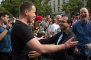 Kiss In gegen Homophobie vor der russischen Botschaft in Berlin