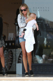 Petra Ecclestone mit Baby bei Barneys New York in Beverly Hills 