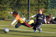 Sabia_Boulahrouz begleitet Damian_van_der_Vaat zum Fussballtraining