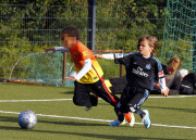 Sabia_Boulahrouz begleitet Damian_van_der_Vaat zum Fussballtraining
