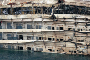 Aufrichtung der Costa Concordia vor der Insel Giglio