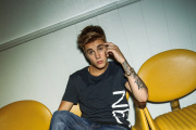 BIEBER SHOWS OFF HIS NEW JAMES DEAN STYLE