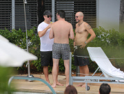 Matt Damon mit Familie am Swimming-Pool in Miami Beach