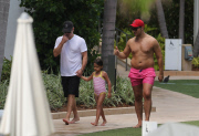 Matt Damon mit Familie am Swimming-Pool in Miami Beach