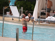 Matt Damon mit Familie am Swimming-Pool in Miami Beach