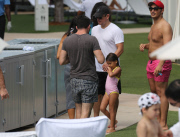 Matt Damon mit Familie am Swimming-Pool in Miami Beach