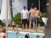 Matt Damon mit Familie am Swimming-Pool in Miami Beach