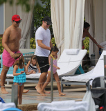 Matt Damon mit Familie am Swimming-Pool in Miami Beach