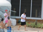 Matt Damon mit Familie am Swimming-Pool in Miami Beach