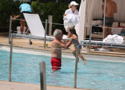 Matt Damon mit Familie am Swimming-Pool in Miami Beach