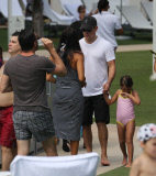 Matt Damon mit Familie am Swimming-Pool in Miami Beach
