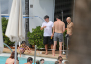 Matt Damon mit Familie am Swimming-Pool in Miami Beach